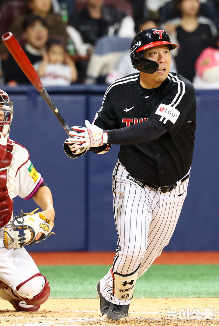 [서울=뉴시스] 박주성 기자 = 지난 10일 오후 서울 구로구 고척스카이돔에서 열린 프로야구 2025 KBO리그 LG 트윈스 대 키움 히어로즈의 경기, 4회초 투아웃 주자 1루에서 LG 김현수가 안타를 치고 있다. 2025.04.10. park7691@newsis.com