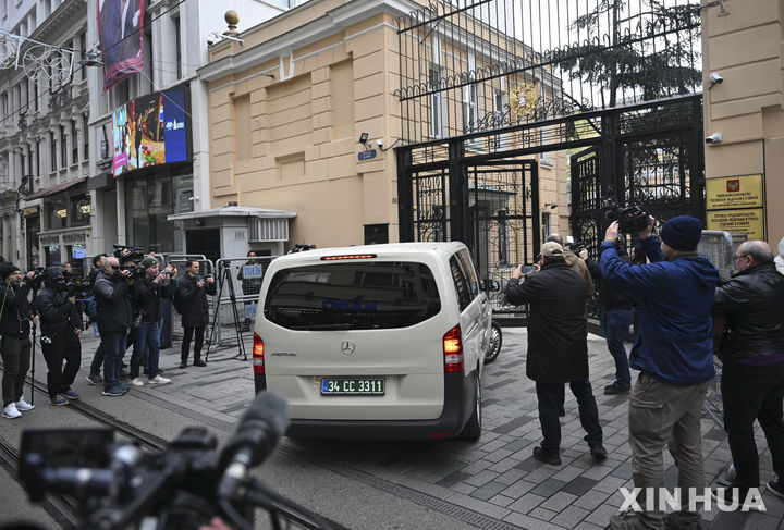 [이스탄불=신화/뉴시스] 미국 대표단이 탄 차량이 10일(현지 시간) 튀르키예 이스탄불 주재 러시아 영사관으로 들어가고 있다. 미국과 러시아 대표단의 외교 공관 정상화를 위한 2차 회동은 6시간 만에 종료됐다. 2025.04.11.