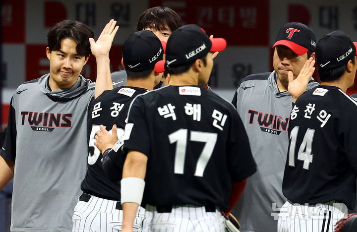 [서울=뉴시스] 박주성 기자 = 지난달 10일 오후 서울 구로구 고척스카이돔에서 열린 프로야구 2025 KBO리그 LG 트윈스 대 키움 히어로즈의 경기, LG가 키움에게 7대3 승리 후 LG 선발 투수였던 임찬규가 팀 동료들과 기쁨을 나누고 있다. 2025.04.10. park7691@newsis.com