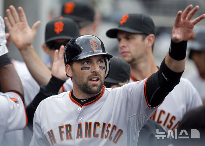 [로스앤젤레스=AP/뉴시스] 마크 데로사(당시 샌프란시스코 자이언츠)가 지난 2011년 4월2일(현지 시간) 미국 로스앤젤레스에서 열린 LA 다저스와의 경기에서 득점한 뒤 동료들의 축하를 받고 있다. 2011.04.02.