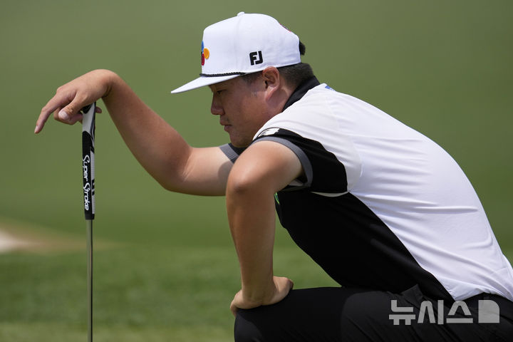 [오거스타=AP/뉴시스] 임성재가 10일(현지 시간) 미 조지아주 오거스타 내셔널 골프클럽에서 열린 제89회 마스터스 토너먼트 첫날 2번 홀에서 퍼트준비하고 있다. 임성재는 1언더파 71타 공동 11위로 첫날을 마쳤다. 2025.04.11.