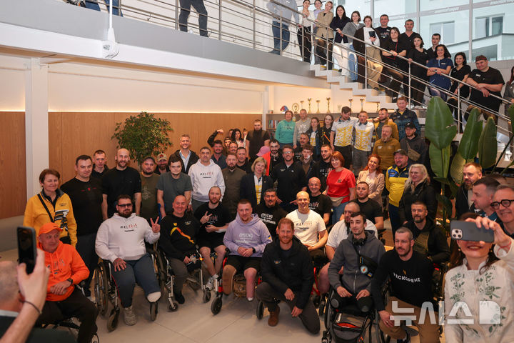 [르비우=AP/뉴시스] 찰스 3세 영국 국왕의 차남 해리(앞줄 가운데) 왕자가 10일(현지 시간) 우크라이나 르비우에 있는 정형외과 병원 '슈퍼휴먼 센터'(Superhumans Center)를 방문해 러시아와 전쟁 중 부상한 사람들과 함께 기념 촬영하고 있다. 해리 왕자는 이곳에서 치료 중인 환자들을 만나 이야기를 나누며 그들의 회복 과정을 격려한 것으로 알려졌다. 2025.04.11.