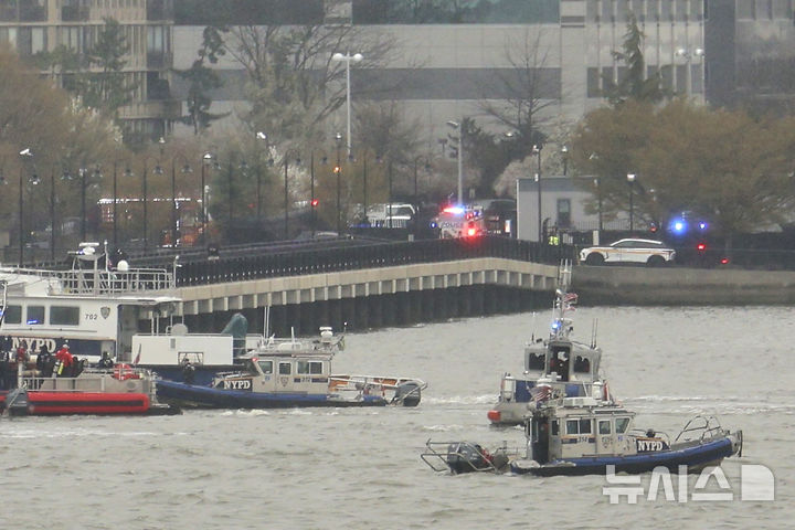 [뉴욕=AP/뉴시스] 10일(현지시간) 미국 뉴욕 허드슨 강 헬기 추락 현장에서 경찰과 소방대원이 실종자를 수색하고 있다. 2025.04.11.