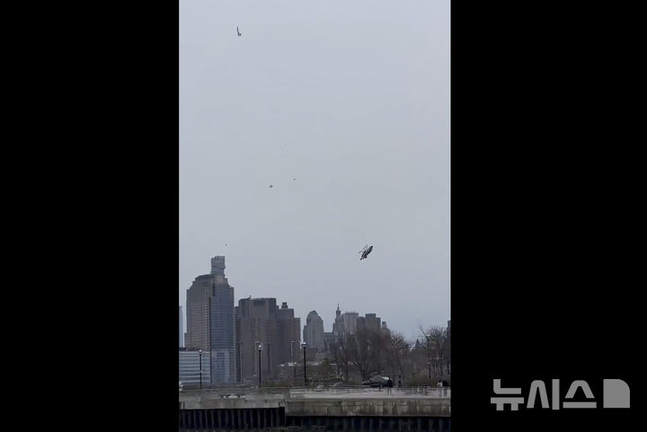 [뉴욕=AP/뉴시스] 10일(현지시간) 미국 뉴욕 허드슨 강에 헬기가 추락하고 있다. 2025.04.11.