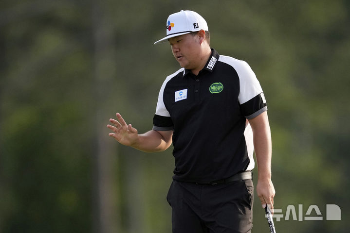 [오거스타=AP/뉴시스] 임성재가 10일(현지 시간) 미 조지아주 오거스타 내셔널 골프클럽에서 열린 제89회 마스터스 토너먼트 첫날 18번 홀에서 버디를 기록한 후 인사하고 있다. 임성재는 1언더파 71타 공동 11위로 첫날을 마쳤다. 2025.04.11.