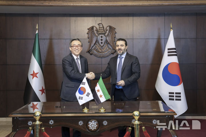 [다마스쿠스=AP/뉴시스] 조태열(왼쪽) 외교부 장관이 10일(현지 시간) 시리아 다마스쿠스에서 아스아드 알-샤이바니 시리아 외교장관과 ‘양국 간 외교관계 수립에 관한 공동성명’에 서명한 후 악수하고 있다. 2025.04.11.