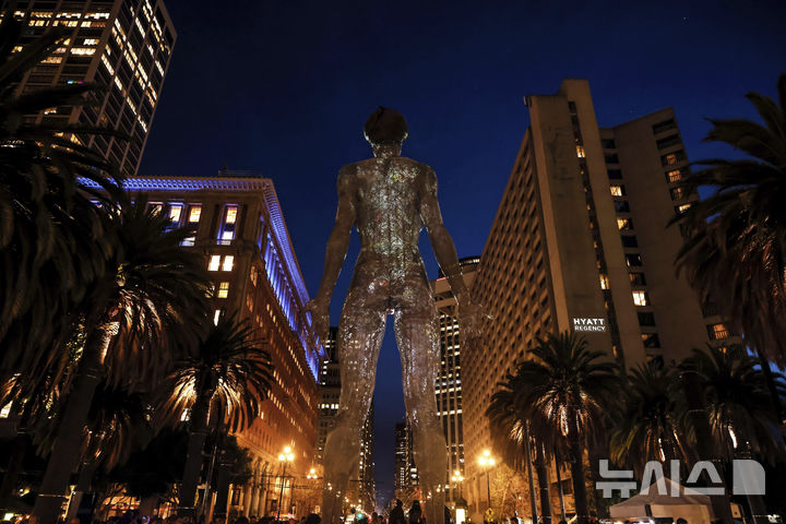 [샌프란시스코=AP/뉴시스] 10일(현지 시간) 미 캘리포니아주 샌프란시스코의 저스틴 허먼 플라자에 설치된 조각가 마코 코크란의 작품 'R-에볼루션'(R-Evolution)이 마켓 스트리트를 마주하고 있다. 'R-에볼루션'은 높이 약 13.7m의 누드 여성 조각상으로, 여성의 힘과 해방을 상징하며 지난해에는 플로리다주 마이애미 비치에 전시됐었다. 작가는 작품을 통해 여성의 안전과 자유에 대한 메시지를 전달하며 "여성이 진정으로 안전하다면 세상은 어떻게 달라질까?"라는 질문을 던진다. 2025.04.11.