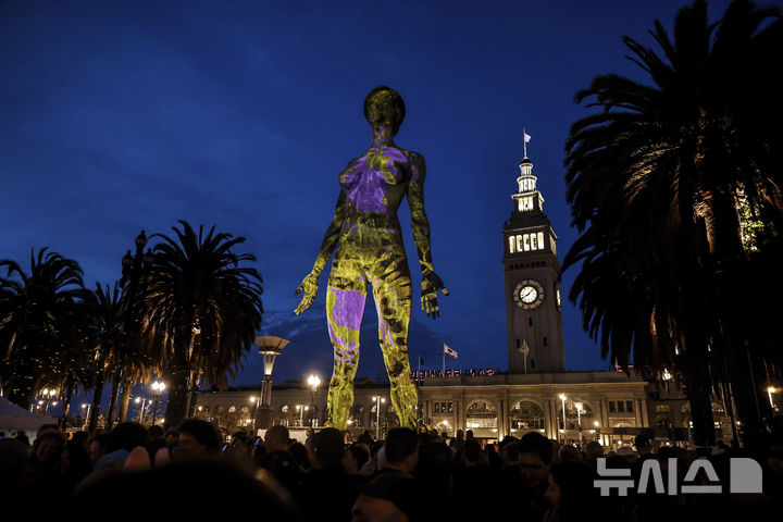 [샌프란시스코=AP/뉴시스] 10일(현지 시간) 미 캘리포니아주 샌프란시스코의 저스틴 허먼 플라자에 설치된 조각가 마코 코크란의 작품 'R-에볼루션'(R-Evolution)이 조명을 받고 있다. 'R-에볼루션'은 높이 약 13.7m의 누드 여성 조각상으로, 여성의 힘과 해방을 상징하며 지난해에는 플로리다주 마이애미 비치에 전시됐었다. 작가는 작품을 통해 여성의 안전과 자유에 대한 메시지를 전달하며 "여성이 진정으로 안전하다면 세상은 어떻게 달라질까?"라는 질문을 던진다. 2025.04.11.
