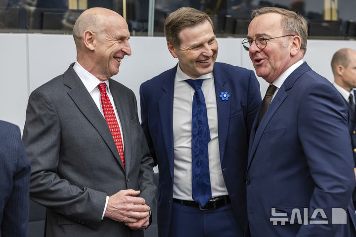 [브뤼셀(벨기에)=AP/뉴시스]존 힐리 영국 국방장관(왼쪽)이 11일 브뤼셀의 북대서양조약기구(나토) 본부에서 열린 우크라이나방위연락그룹(UDC) 회의에서 한노 페브쿠르 에스토니아 국방장관(가운데) 및 보리스 피스토리우스 독일 국방장관과 대화하고 있다. 전쟁으로 피폐해진 우크라이나의 서방 후원자들이 우크라이나가 러시아의 침략을 물리칠 수 있도록 더 많은 무기와 탄약을 마련하기 위해 북대서양조약기구(나토) 본부에 모이고 스티브 위트코프 미 특사가 휴전 노력 강화를 위해 러시아 상트페테르부르크를 방문한 가운데 영국과 독일, 네덜란드는 11일 우크라이나에 대한 군사 지원 확대를 발표했다. 2025.04.11.