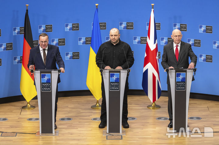 [AP/뉴시스] 독일 미군 기지 아닌 브뤼셀 나토 본부에서 11일 열린 우크라방위연락그룹 회동이 끝난 후 독일, 우크라 및 영국의 국방장관들이 기자회견을 하고 있다