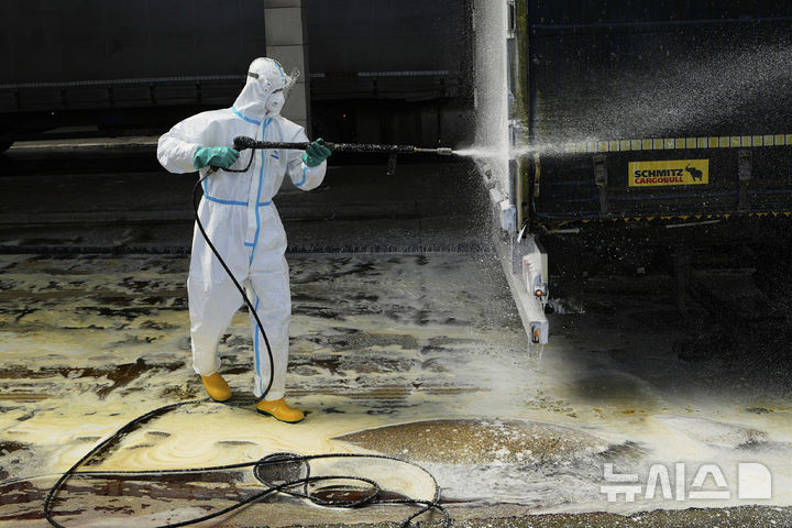 [란즈호트=AP/뉴시스] 영국 정부는 24일(현지 시간) 구제역 발생을 막기 위해 관광객들에게 육류와 유제품 반입을 금지한다고 강조했다. 사진은 지난 4월11일 체코 란즈호트 국경에서 슬로바키아에서 발생한 구제역 확산을 막기 위해 트럭에 소독제를 뿌리고 있는 모습. 2025.07.25.