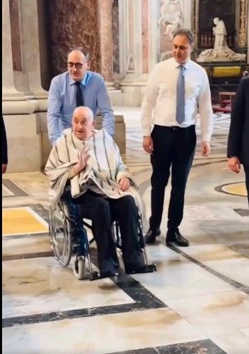 [서울=뉴시스] 프란치스코 교황이 10일(현지 시간) 성베드로 대성당을 깜짝 방문했다. 교황이 공개 석상에 나타난 것은 지난달 23일 퇴원 후 두 번째다. (사진=엑스 갈무리) *재배포 및 DB 금지. 2025.04.11.