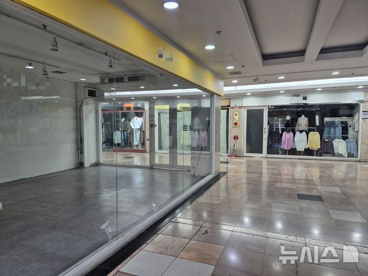 [부산=뉴시스] 김민지 기자 = 9일 오후 부산 부산진구 지하도상가 서면몰의 비어 있는 점포. 2025.04.11. mingya@newsis.com