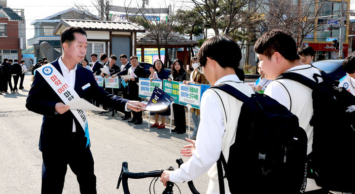 [보령=뉴시스] '꿈이 있는 학교' 함께하는 범죄 예방 캠페인에 참여한 장진원 보령부시장. (사진=보령시청 제공) *재판매 및 DB 금지