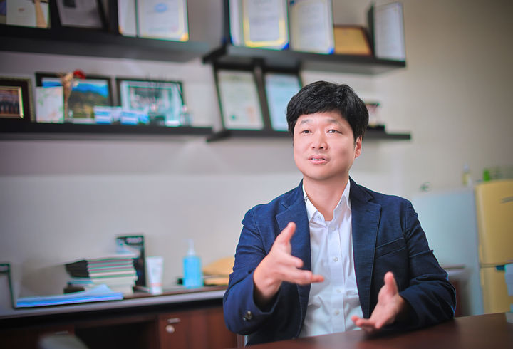 경희대 신소재공학과 강성준 교수 연구팀이 인간의 시냅스(Synapse)를 모사한 광 뉴로모픽(Neuromorphic) 소자를 개발했다. (사진=경희대 제공) *재판매 및 DB 금지