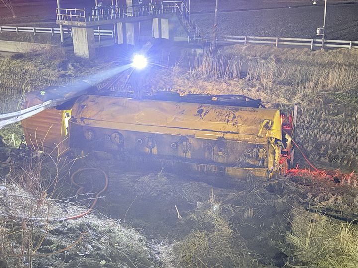 [군산=뉴시스] 지난 10일 오후 11시께 전북 군산시 개사동의 한 도로에서 폐유를 운반하던 탱크로리 차량이 논으로 추락해 소방당국이 방재 작업을 하고 있다. (사진=전북도소방본부 제공) 2025.04.11. photo@newsis.com *재판매 및 DB 금지