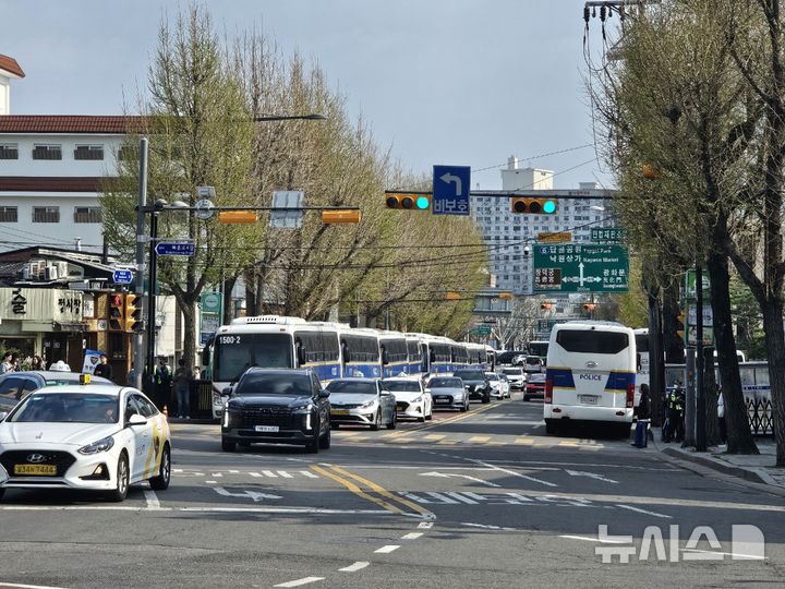 [서울=뉴시스]헌재 인근 경찰 차벽.