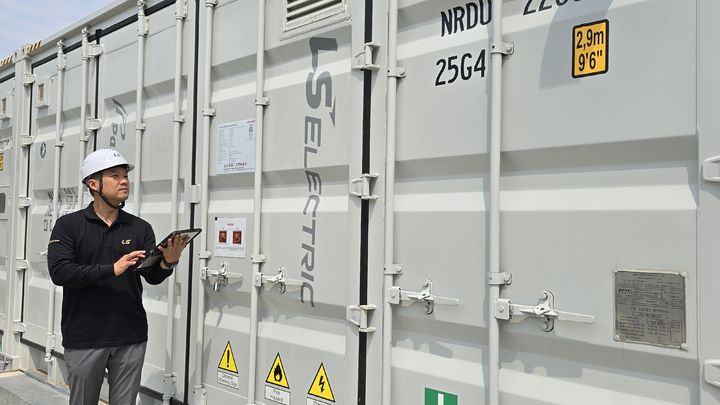 [서울=뉴시스]사진은 LS일렉트릭 관계자가 일본 홋카이도 지역에 설치된 계통연계 ESS를 점검하고 있는 모습. (사진=LS일렉트릭 제공) 2025.04.11. photo@newsis.com *재판매 및 DB 금지
