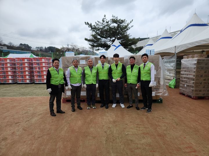 [서울=뉴시스] 지난 8일 DB손해보험 대구사업본부 임직원과 설계사들이 경북 청송군청을 방문해 산불 피해 주민들을 위한 구호물품을 전달하고 있다. (사진=DB손해보험 제공) 2025.04.11. photo@newsis.com *재판매 및 DB 금지