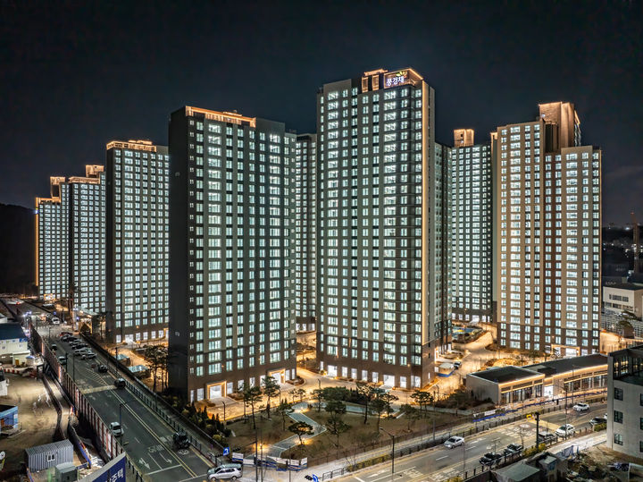 [서울=뉴시스] 제일건설이 검단신조시에 조성한 '신검단중앙역 풍경채 어바니티 2차' 야간 전경. (사진=제일건설 제공) photo@newsis.com *재판매 및 DB 금지