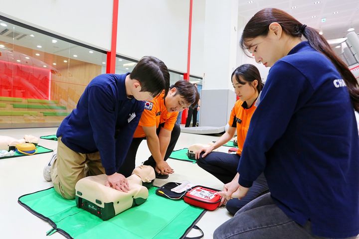 [대구=뉴시스] 티웨이항공 훈련센터에서 객실승무원들이 소방안전 교육 훈련을 통해 심폐소생술(CPR) 및 기내 응급처치 등 고강도 안전 훈련을 받고 있다. 해당 사진은 기사와 직접 관련이 없습니다. (사진=티웨이항공 제공) photo@newsis.com *재판매 및 DB 금지