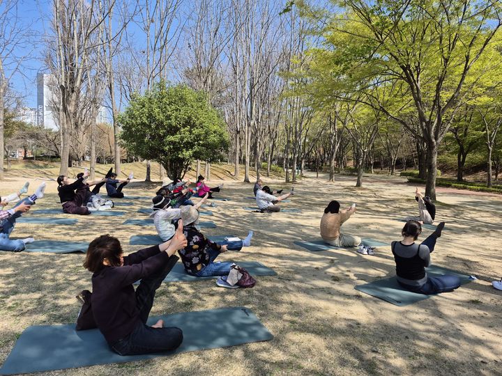 [울산=뉴시스] 울산시는 정신건강 지원서비스가 필요한 시민을 대상으로 치유(힐링) 명상체험을 진행한다고 12일 밝혔다. (사진= 울산시 제공) 2025.04.12.photo@newsis.com *재판매 및 DB 금지