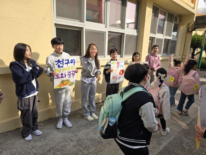 [울산=뉴시스] 구미현 기자 = 산불 피해 주민들을 위해 성금 모금 운동을 하는 울산 평산초 학생들. 2024.04.11. gorgeouskoo@newsis.com *재판매 및 DB 금지