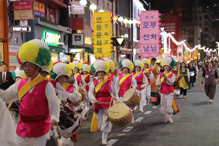 [부산=뉴시스] 부산 중구 광복로 연등문화제 행사 모습. (사진=부산 중구 제공) 2025.04.11. photo@newsis.com *재판매 및 DB 금지