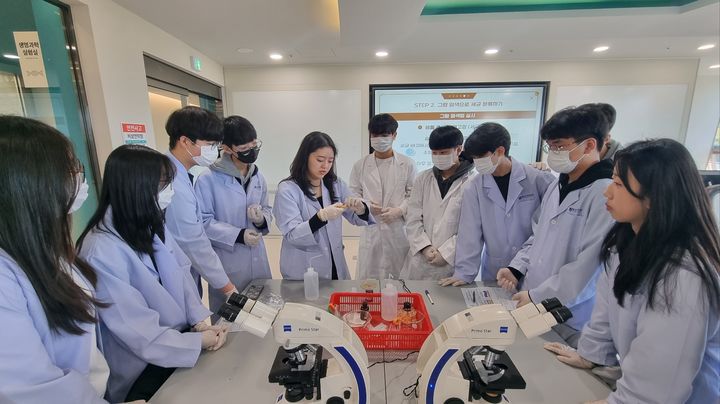 [울산=뉴시스] 울산과학관은 중고교 학생들에게 깊이 있는 과학실험 교육을 제공하고자 4월부터 7월까지 ‘열린 실험(오픈랩) 교실’을 운영한다. (사진=울산과학관 제공) 2025.04.11. photo@newsis.com *재판매 및 DB 금지