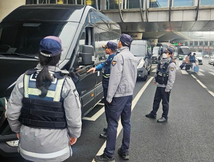 [인천=뉴시스] 경찰이 지난달 인천 중구 인천국제공항에서 정차 차량을 대상으로 유상운송행위 근절을 위한 홍보 활동을 하고 있다. (사진=인천경찰청 제공) 2025.04.11. photo@newsis.com *재판매 및 DB 금지