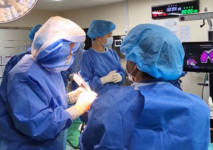 [목포=뉴시스]로봇 인공관절 수술. (사진=목포기독병원 제공) 2025.04.11. photo@newsis.com *재판매 및 DB 금지