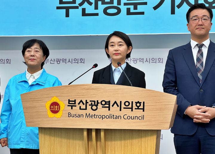[부산=뉴시스] 원동화 기자 = 부산시의회 브리핑룸에서 기자회견을 한 김재연 진보당 상임대표(가운데), 김은진 남구을 지역위원장(왼쪽)과 노정현 부산시당위원장이 기자회견에 같이 참석했다. 2025.04.11. dhwon@newsis.com *재판매 및 DB 금지