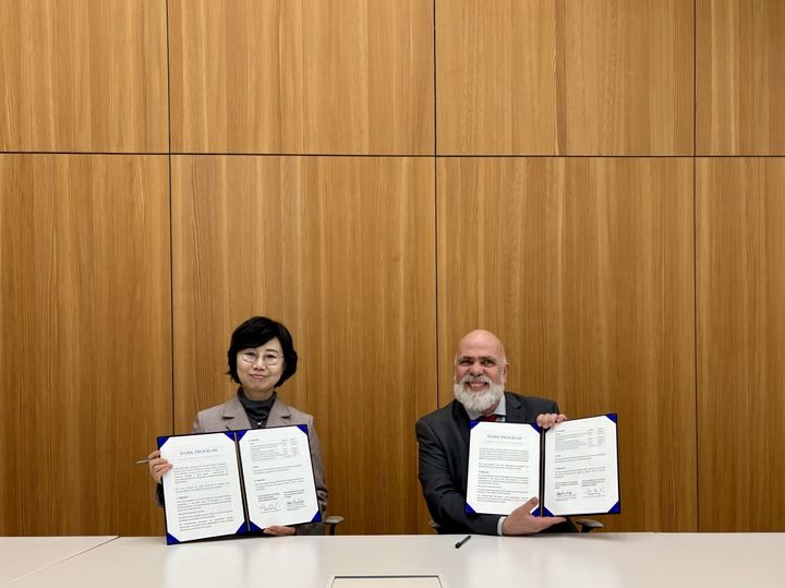 문체부 정향미 저작권국장과 브라질 문화부 마르코스 알베스 데 수자 저작권국장이 9일(현지시각) 한국과 브라질이 체결한 저작권 협력 업무협약을 기반으로 사업계획에 서명하고 있다. (사진=문체부 제공) *재판매 및 DB 금지