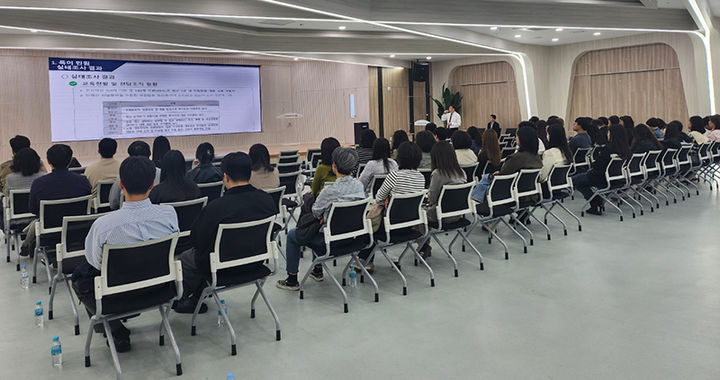 지난 10일 삼척시청 본관 대회의실에서 전 직원을 대상으로 ‘2025년 고충민원 역량강화 교육’을 실시하고 있다.(사진=삼척시 제공) *재판매 및 DB 금지