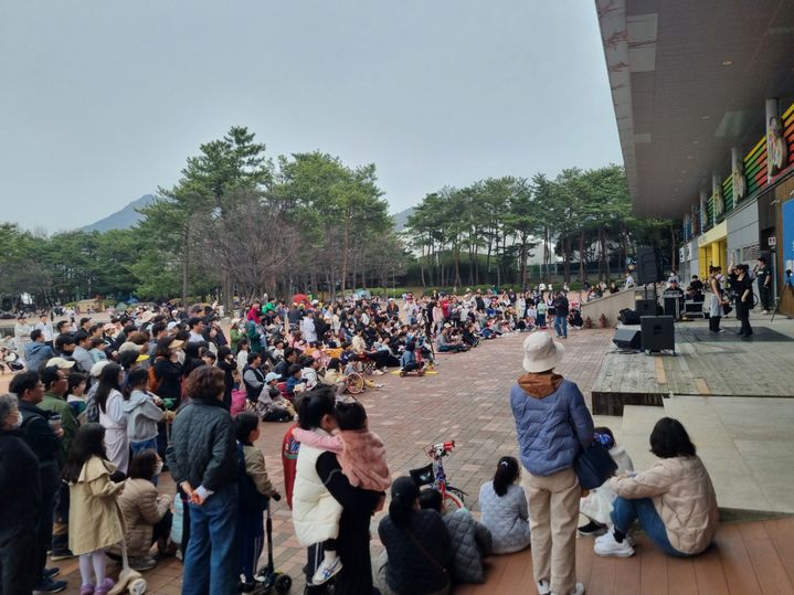 [부산=뉴시스] 부산 스포원파크에서 문화행사가 펼쳐지고 있다. (사진=부산시설공단 제공) 2025.04.11. photo@newsis.com *재판매 및 DB 금지