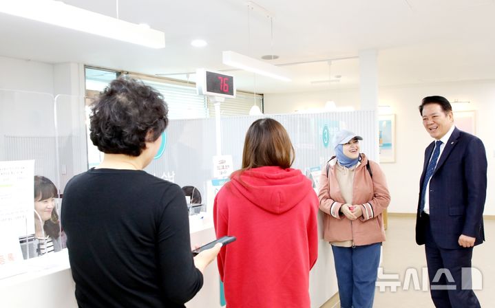 [안양=뉴시스] 최대호 안양시장이 새롭게 꾸며진 동안구보건소 민원실을 둘러보면서 시민들과 대화하고 있다. (사진=안양시 제공).2025.04.11.photo@newsis.com