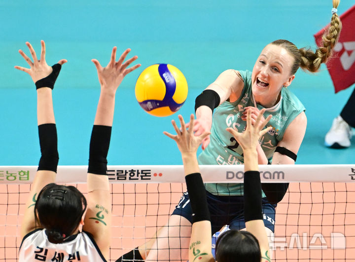 [서울=뉴시스]여자배구 아시아쿼터 드래프트 1순위 와일러 페퍼행. (사진=KOVO 제공)