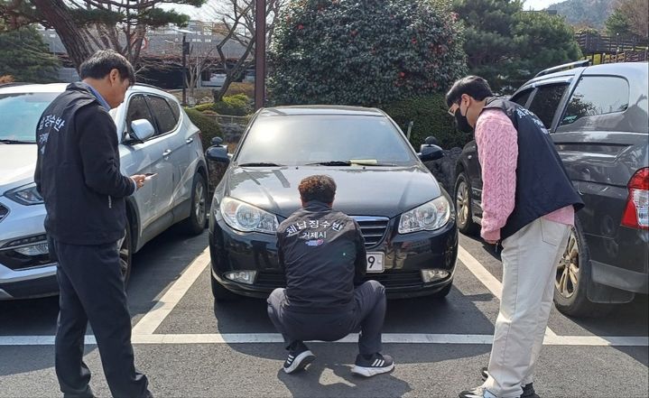 [거제=뉴시스] 자동차 번호판 영치 모습. (사진=거제시 제공) 2025.04.11. photo@newsis.com *재판매 및 DB 금지