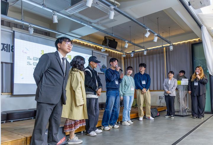 [순천=뉴시스] 순천 청년센터에서 청년정책 협의체 위원들이 워크숍 하고 있다. (사진=순천시 제공) 2025.04.11. photo@newsis.com *재판매 및 DB 금지