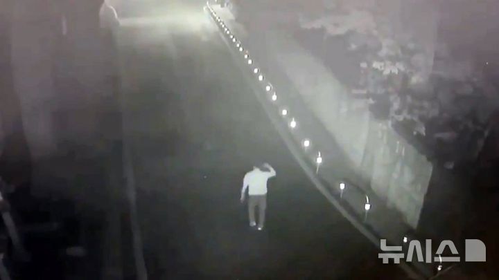 [제주=뉴시스] 지난 9일 오전 제주 서귀포시 서홍동 한 거리에서 흉기를 들고 배회하던 40대가 공공장소 흉기소지 혐의로 경찰에 붙잡혔다. 제주에선 첫 검거 사례다. (사진=제주경찰청 제공) 2025.04.11. photo@newsis.com