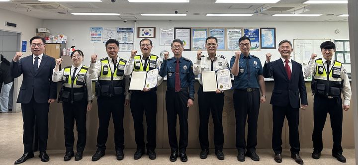 [대구=뉴시스] 동부경찰서는 보이스피싱 사건 접수 하루만에 피의자를 잡을 수 있도록 도움을 준 부산철도경찰대 동대구센터에 표창을 수여했다. (사진=대구동부경찰서 제공) 2025.04.11. photo@newsis.com *재판매 및 DB 금지
