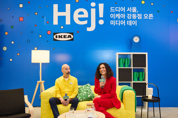 [서울=뉴시스] 매그너스 노르베리 이케아 강동점 점장, 이사벨 푸치 이케아 코리아 대표 겸 최고지속가능성책임자 (사진=이케아 코리아 제공) 2025.04.11. photo@newsis.com *재판매 및 DB 금지