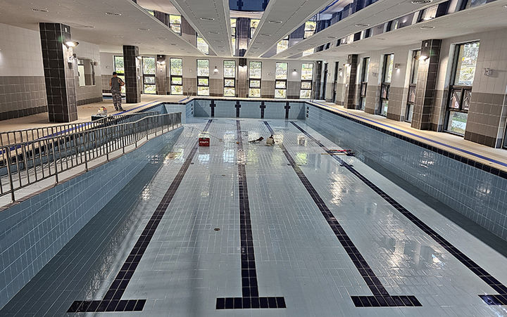 지난해 4월 준공된 태백시 장성동 장성커뮤니티 센터 1층 실내수영장. 일반 수영장의 수심은 1.3m인데 장성수영장은 수심이 1.5m에 달해 최근 4000만원을 들여 수심을 높이는 공사를 하고 있다.(사진=뉴시스) *재판매 및 DB 금지