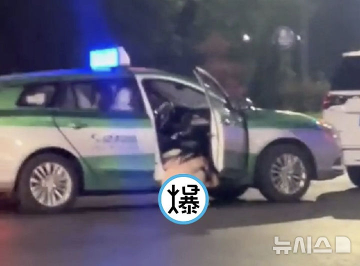 [서울=뉴시스]한 여성이 택시에서 내려 소변을 보는 모습(사진=미러 미디어)&nbsp; 