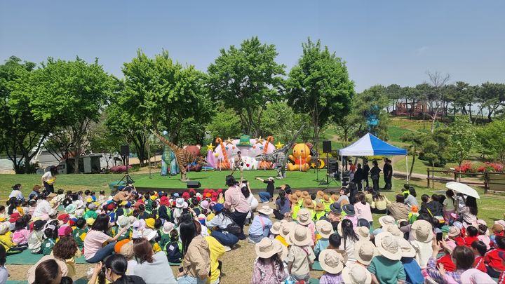 [대구=뉴시스] 지난해 공룡 체험 프로그램. (사진=대구 서구 제공) 2025.04.11. photo@newsis.com *재판매 및 DB 금지