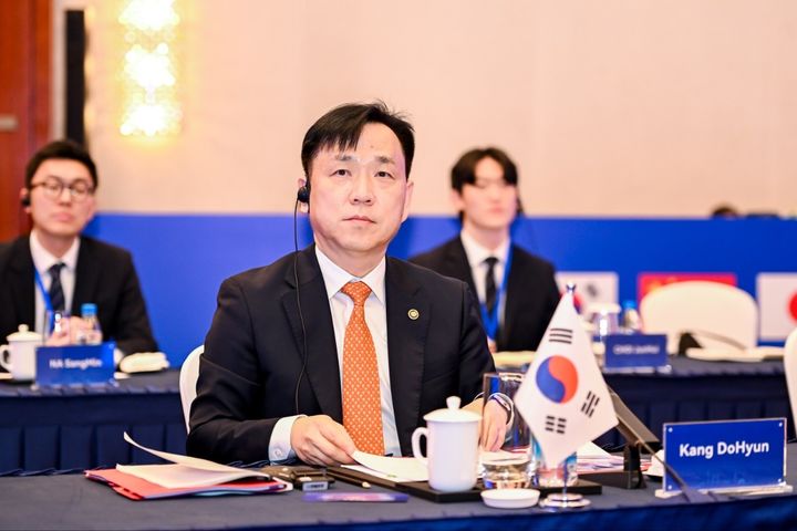 [서울=뉴시스] 강도현 과학기술정보통신부 차관(왼쪽)이 중국 수저우 진지레이크 그랜드호텔에서 열린 ‘제7차 한일중 ICT 장관회의’ 에 참석했다. (사진=과기정통부 제공) *재판매 및 DB 금지