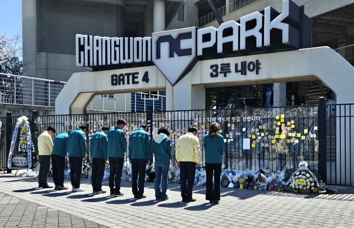 [창원=뉴시스] 강경국 기자 = 더불어민주당 경남 창원시의원들이 지난 7일 창원NC파크를 방문해 구조물 사고에 대한 현장 점검에 앞서 고인에 대한 묵념을 하고 있다. (사진=민주당 제공). 2025.04.11. photo@newsis.com *재판매 및 DB 금지