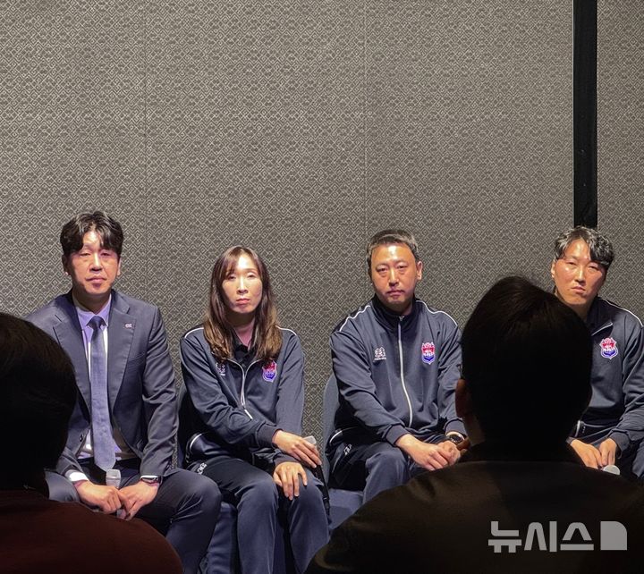 [서울=뉴시스]'폭행 혐의 피소' 여자배구 도로공사 김종민 감독. (사진=안경남 기자)