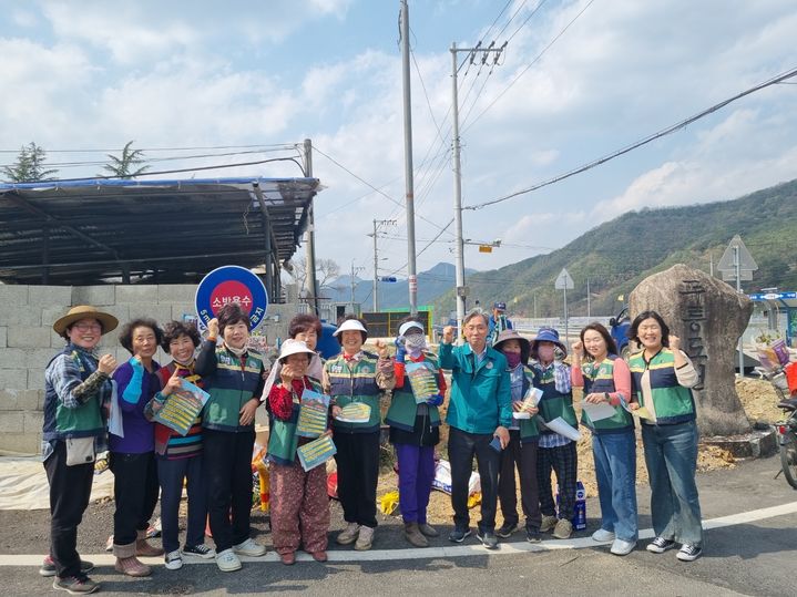 [밀양=뉴시스] 단장면에서 무릉마을을 방문해 산불 예방 홍보 활동을 하고 있다. (사진=밀양시 제공) 2025.04.11. photo@newsis.com *재판매 및 DB 금지