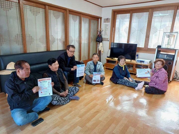 [밀양=뉴시스] 삼랑진읍에서 경로당을 방문해 산불 예방 홍보 활동을 하고 있다. (사진=밀양시 제공) 2025.04.11. photo@newsis.com *재판매 및 DB 금지